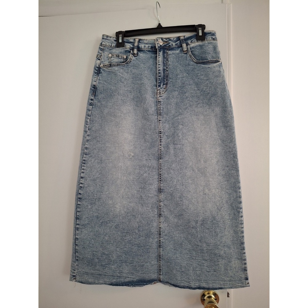 Womens Denim Skirt With Raw Hem. Unbranded. Size Medium.*PLEASE SEE DESCRIPTION*